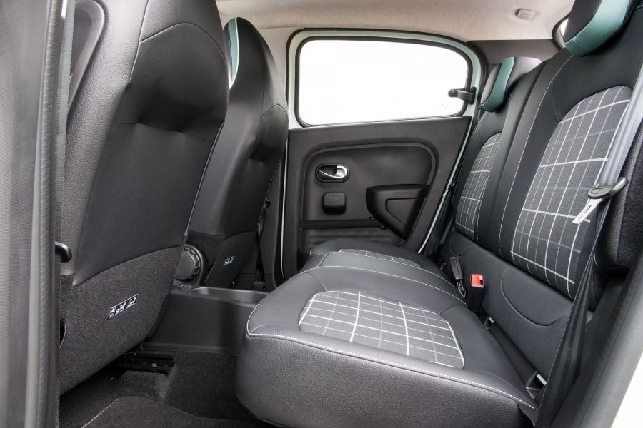 Интерьер Renault Twingo Iconic 2017 года  (UK) (фото 8 из 9)